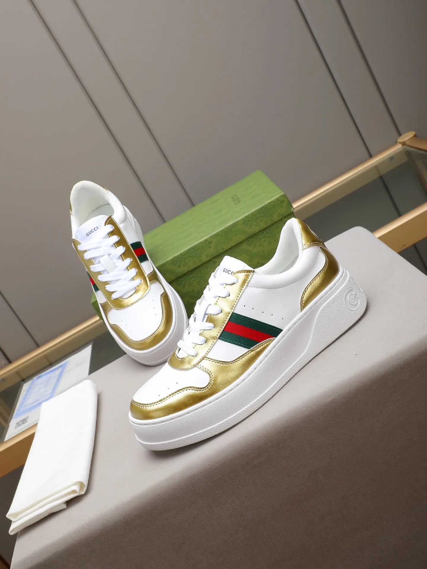 PP420 new men's shoes GUCCI fashion trend, made of first-layer calfskin➕breathable mesh lining! The foot feels super comfortable and the workmanship is impeccable. The original ultra-light outsole, size: 38-44 (45 customized), 5 colors to choose from!